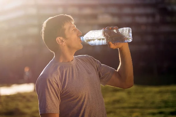 Homme eau potable — Photo