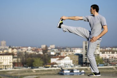 adam açık havada germe