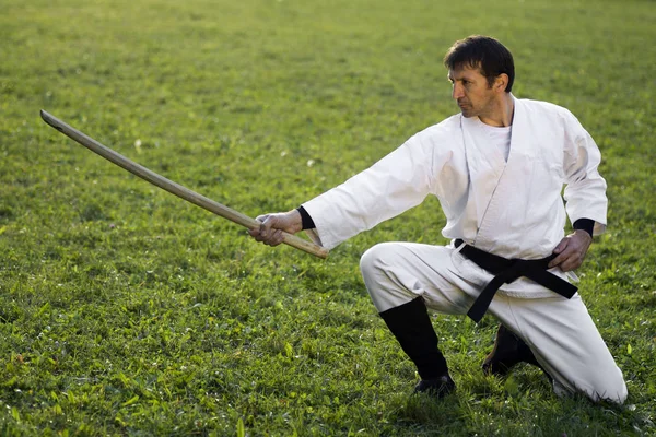 Artes marciais com espada de madeira — Fotografia de Stock