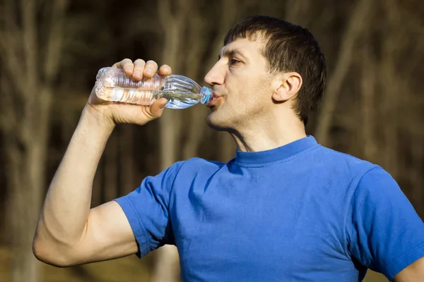 Homme boit de l'eau — Photo