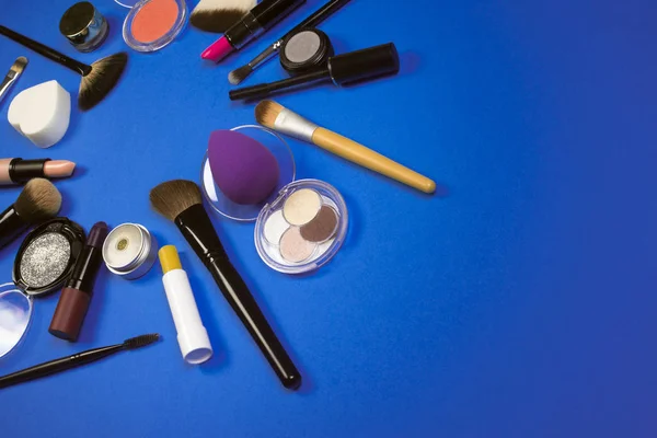 Produits de maquillage sur fond bleu — Photo