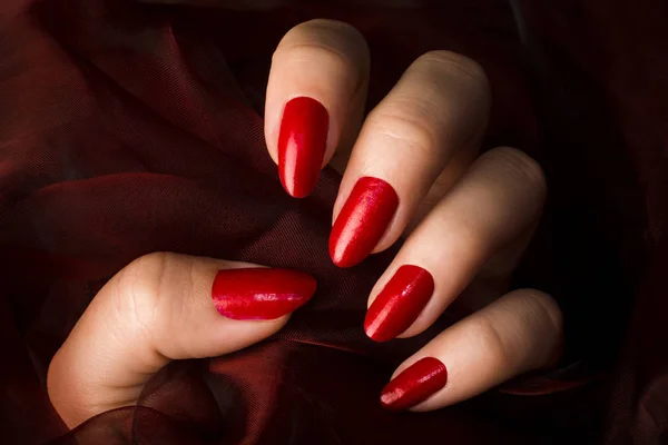 Unhas vermelhas manicure — Fotografia de Stock