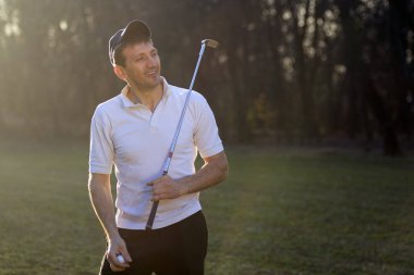 gülümseyen oynak golfçü