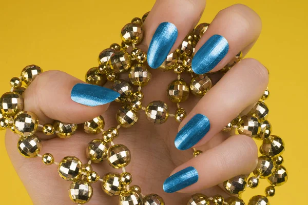 Niebieskie paznokcie manicure — Zdjęcie stockowe