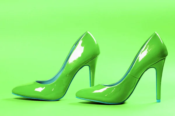 Зеленые высокие каблуки — стоковое фото