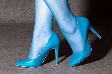 Mavi yüksek topuklar