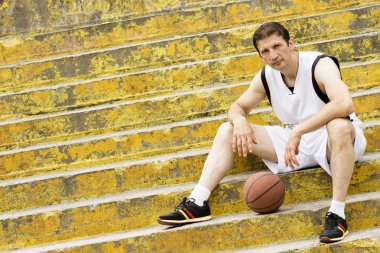 basketbol oyuncusu oturan