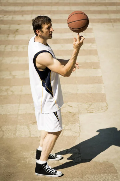 Jogador de basquete brincalhão — Fotografia de Stock