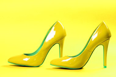 Sarı yüksek topuklar