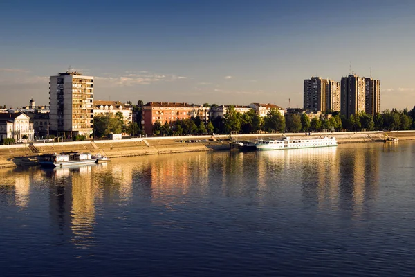 Novi Cidade triste no rio Danúbio — Fotografia de Stock