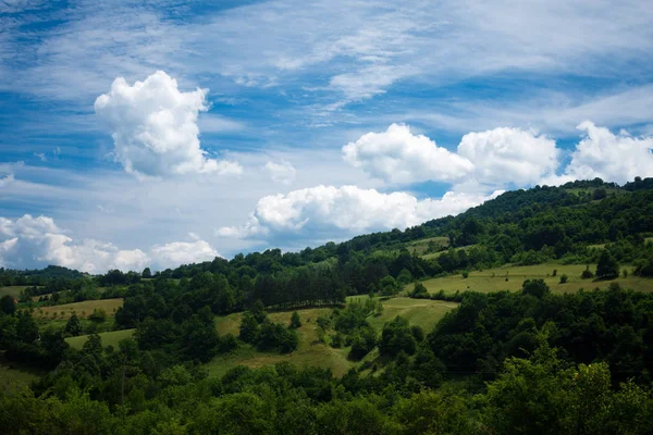hill ve bulutlar güzel manzara