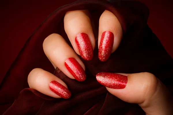 Блестящие красные ногти маникюр — стоковое фото