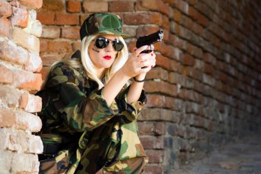 Silahlı kadın asker