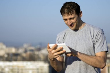 Tablet kullanan adam