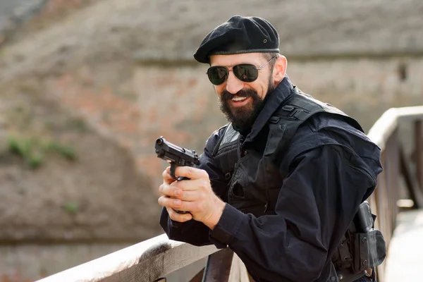 Soldado sonriente o hombre de seguridad con arma —  Fotos de Stock