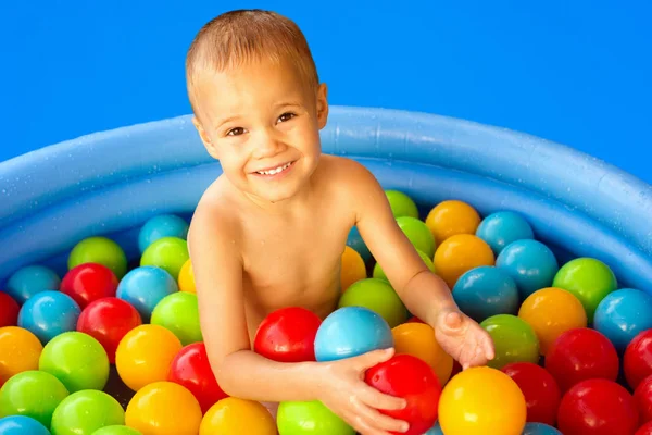 renkli topları ile oynayan küçük çocuk