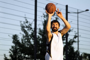 basketbolcu oynuyor