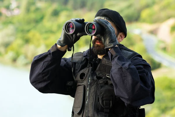 Hombre de seguridad con prismáticos —  Fotos de Stock