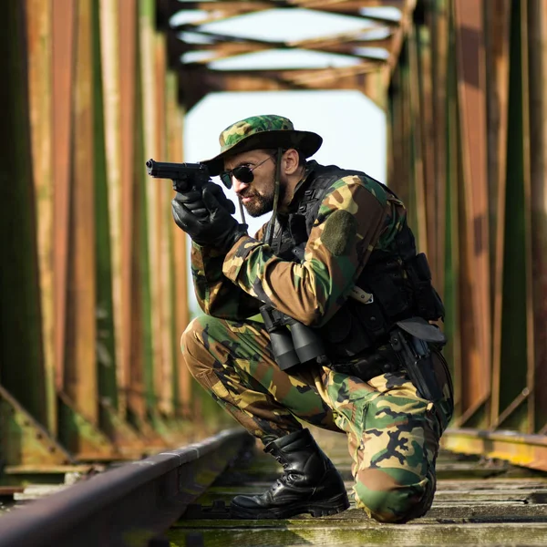 Soldado com arma — Fotografia de Stock