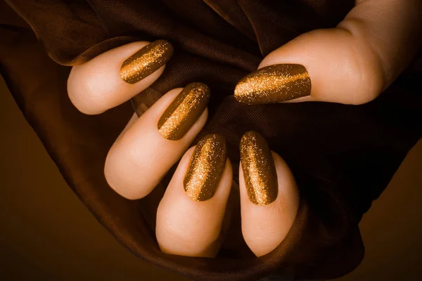 Блискучі золоті нігті манікюр — стокове фото