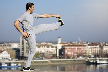 adam açık havada germe