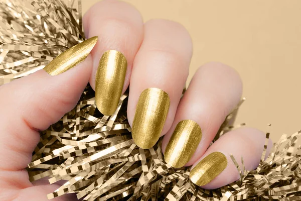 Unhas douradas manicure — Fotografia de Stock