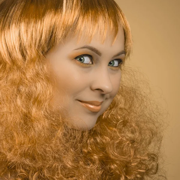 Skønhed portræt med krøllet hår - Stock-foto