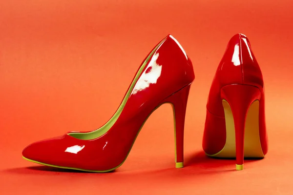 Chaussures à talons hauts rouges — Photo