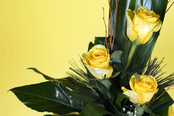 Drei gelbe Rosen Strauß — Stockfoto