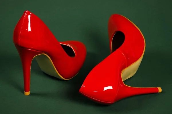Red sapatos de salto alto — Fotografia de Stock