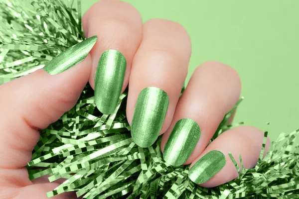 Zielone paznokcie manicure — Zdjęcie stockowe