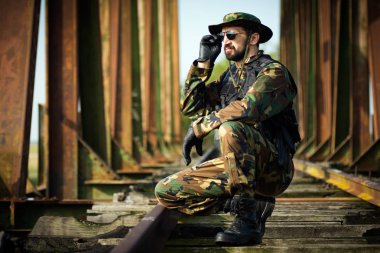 Askeri üniformalı asker.