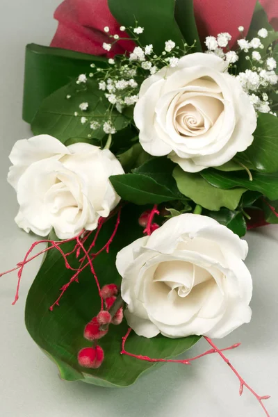 Weiße Rosen Blumenstrauß — Stockfoto