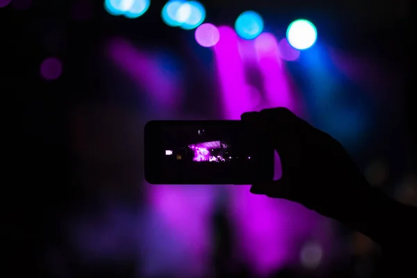 Usando el teléfono en concierto — Foto de Stock