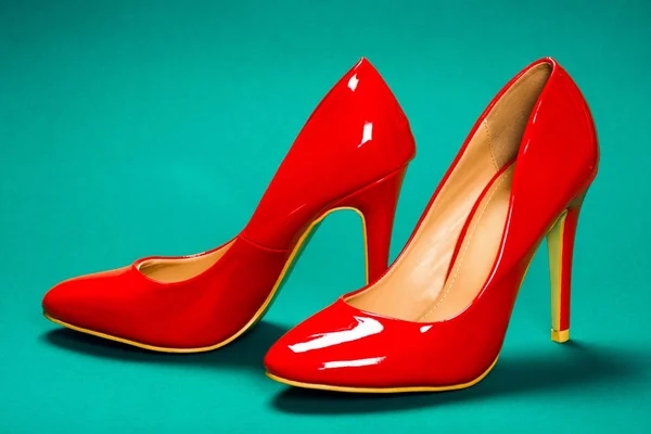 Red sapatos de salto alto — Fotografia de Stock