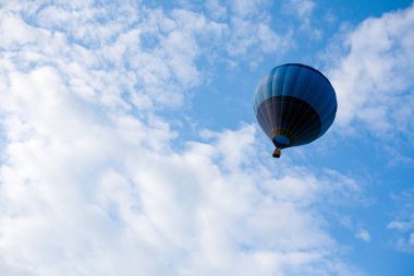 sıcak hava balonu uçan