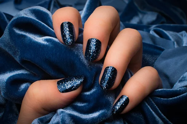 Синие блестящие ногти — стоковое фото