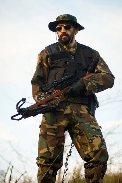 Militaire man met kruisboog — Stockfoto