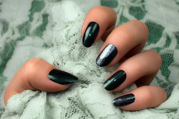 Manicure de pregos verde escuro — Fotografia de Stock