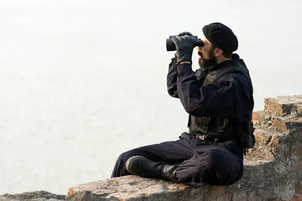 Hombre de seguridad con prismáticos —  Fotos de Stock