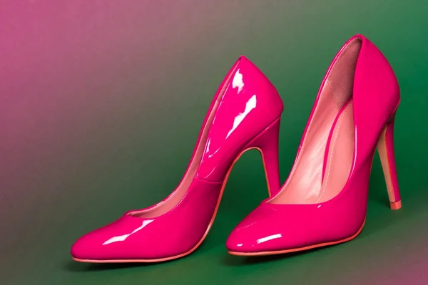 Rosa högklackade skor — Stockfoto