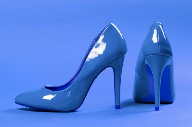 Mavi yüksek topuklu ayakkabı