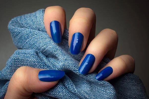 Маникюр синих ногтей — стоковое фото