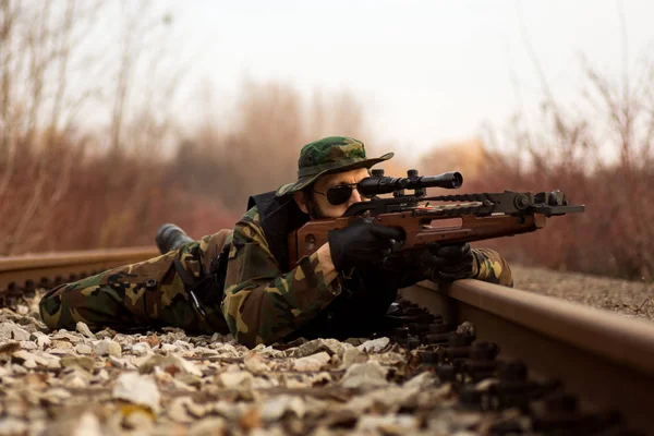 Militaire man gericht met kruisboog — Stockfoto