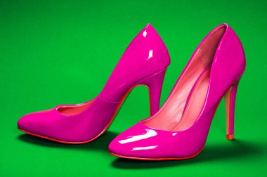 pembe topuklu ayakkabı