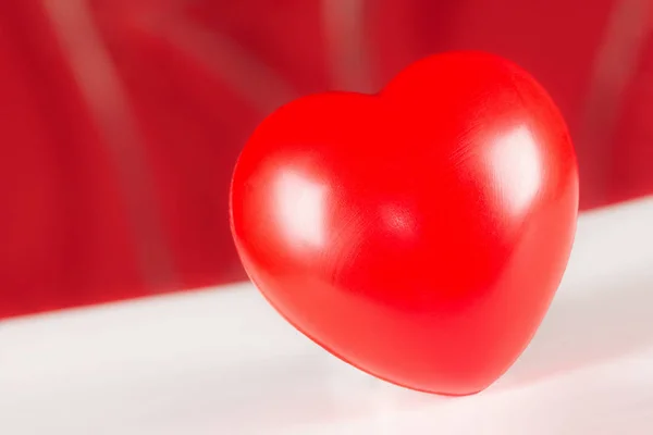 Красное сердце на белом красном фоне — стоковое фото