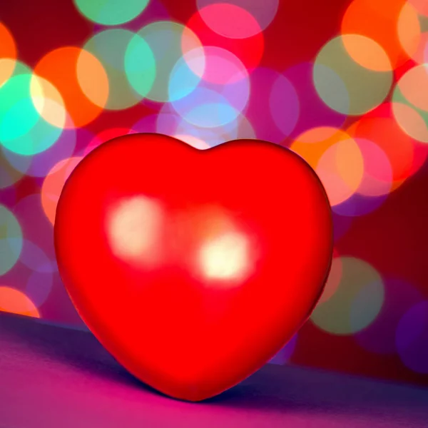 Rotes Herz auf buntem Hintergrund — Stockfoto