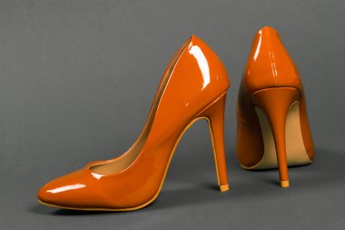 Turuncu yüksek topuklu ayakkabı