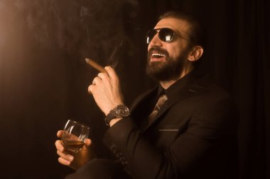 şık erkek takım elbise sepya fotoğrafta gülerek