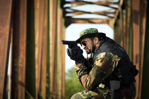 Militär zielt mit Pistole — Stockfoto